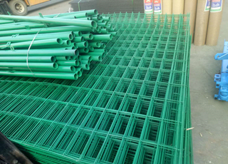 綠色鐵絲網(wǎng)圍欄